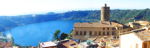 Nemi e sullo sfondo il lago e il mare